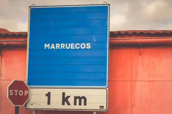 Señal de tráfico que indica la frontera de un país africano: Marruecos — Foto de Stock