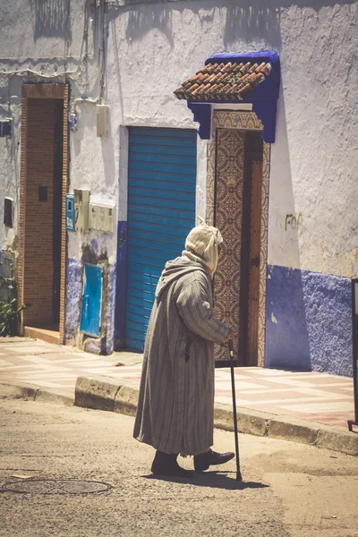 Hombre típico en morocco en una calle típica subiendo escaleras —  Fotos de Stock