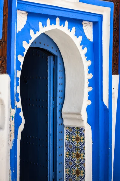 Traditionele Marokkaanse deur detail in chefchaouen, Marokko, Afrika — Stockfoto