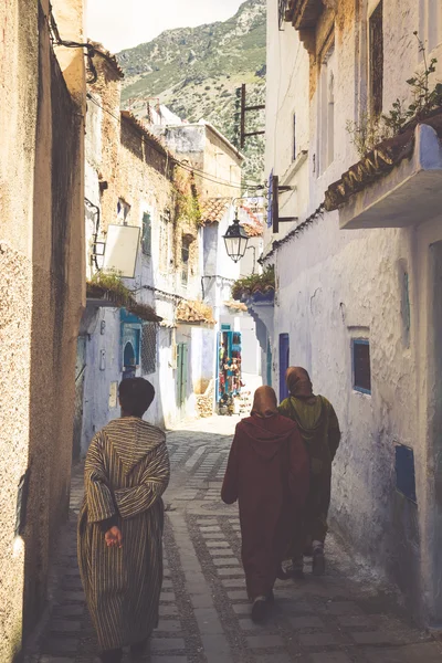 Typowy człowiek w Maroko w typowy ulica idąc w górę schodami — Zdjęcie stockowe