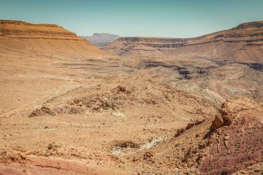 Bir çift Atlas sıradağlarının kayalarda.