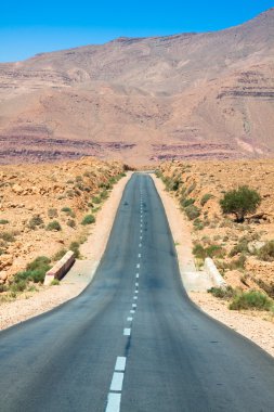 Mavi gökyüzü, Fas Afrika ile Sahra Çölü'nde sonsuz yol