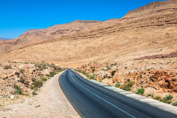 Mavi gökyüzü, Fas Afrika ile Sahra Çölü'nde sonsuz yol — Stok fotoğraf