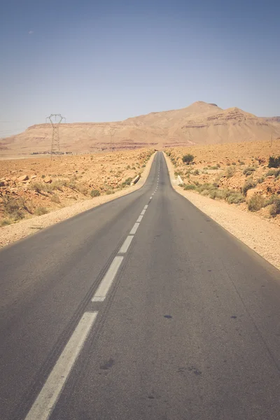 Niekończące się drogi w Saharze z błękitnego nieba, Maroko, Afryka — Zdjęcie stockowe