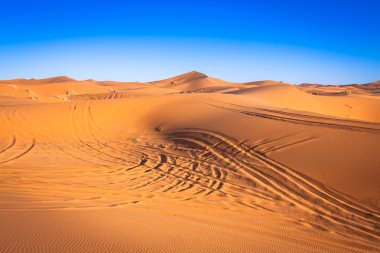 Sahra Çölü 'ndeki kum tepeleri, Merzouga, Fas