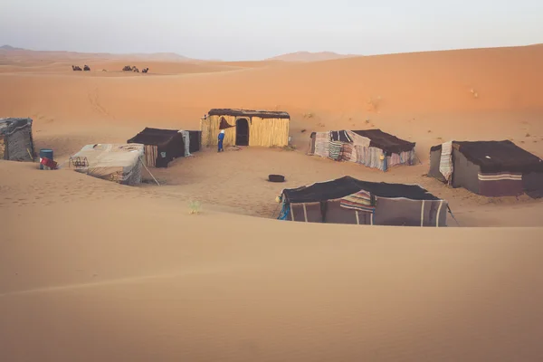 Camp de tentes pour touristes dans les dunes de sable d'Erg Chebbi à l'aube, Moro — Photo