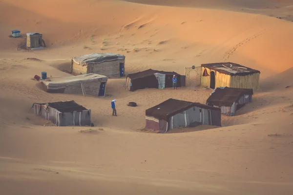 Tent camp for tourists in sand dunes of Erg Chebbi at dawn, Moro — Stock Photo, Image