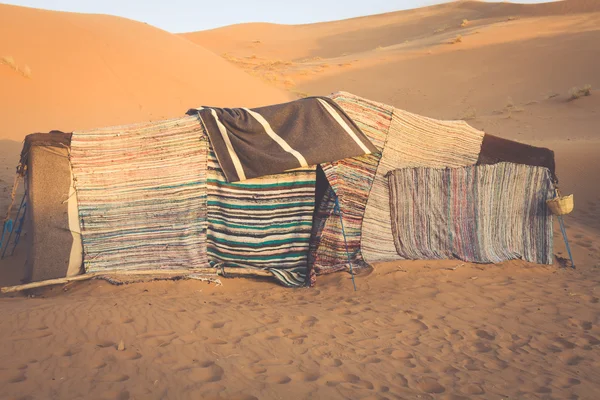 Campo de tenda para turistas em dunas de areia de Erg Chebbi ao amanhecer, Moro — Fotografia de Stock