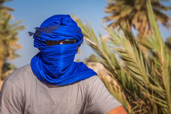 En öken explorar täckt med turban — Stockfoto