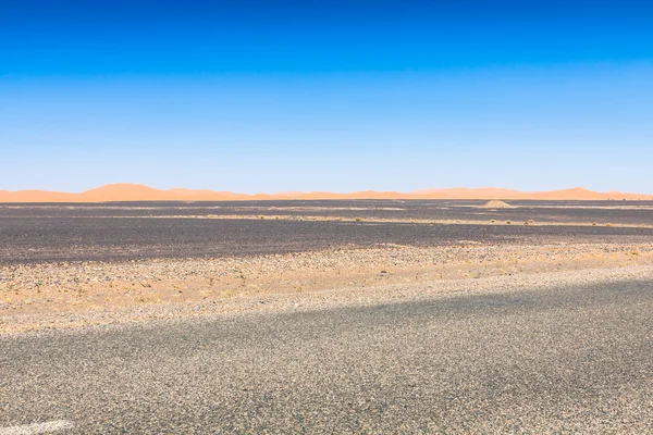 Duna do deserto em Erg Chebbi perto de Merzouga em Marrocos . — Fotografia de Stock