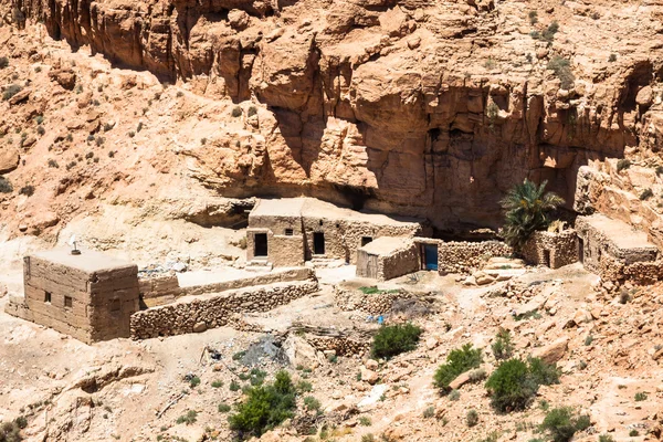 Een dorp op een oase aan de onderkant van een canyon in het Atlas-mou — Stockfoto
