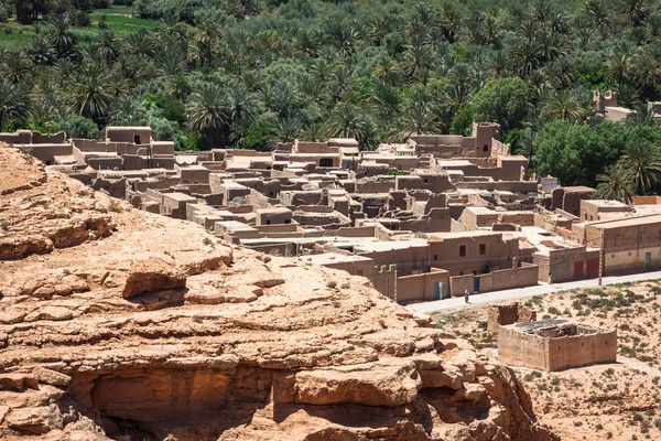 A village at an oasis at the bottom of a canyon in the Atlas mou — Stock Photo, Image