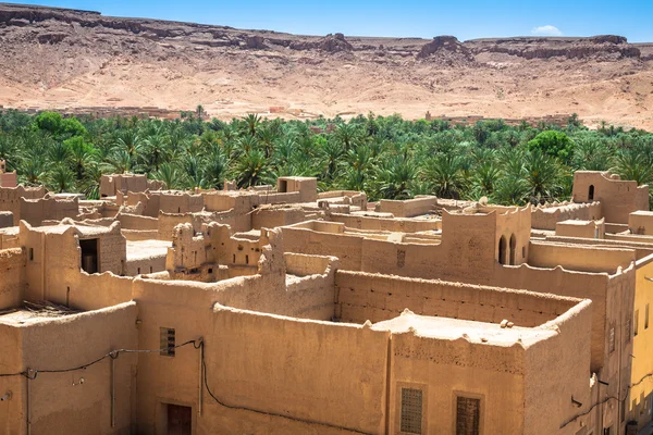 Un pueblo en un oasis en el fondo de un cañón en el Atlas mou — Foto de Stock