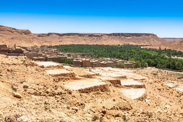 Un village dans une oasis au fond d'un canyon dans l'Atlas mou — Photo