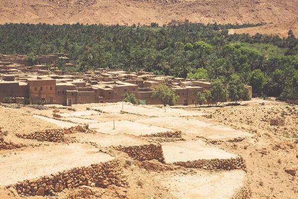 A village at an oasis at the bottom of a canyon in the Atlas mou — Stock Photo, Image
