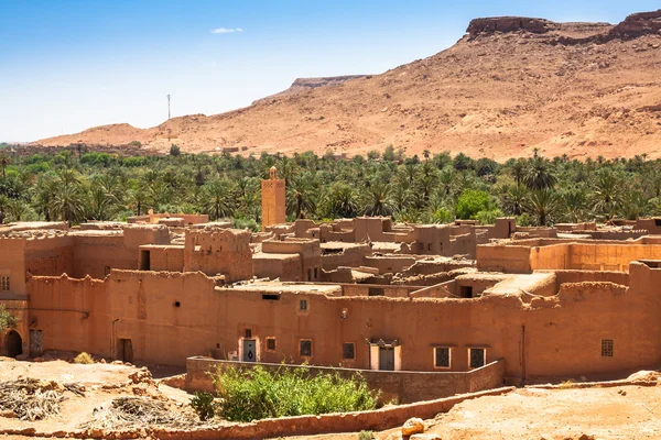A village at an oasis at the bottom of a canyon in the Atlas mou — Stock Photo, Image