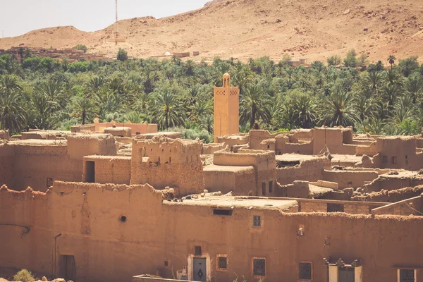 A village at an oasis at the bottom of a canyon in the Atlas mou — Stock Photo, Image