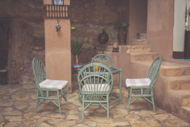 Boş kahve teras ile masa ve sandalyeler sokak görünümü 