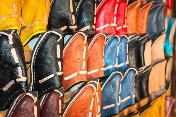 Skor på en sko stall på marknaden i Essaouira, Marocko — Stockfoto