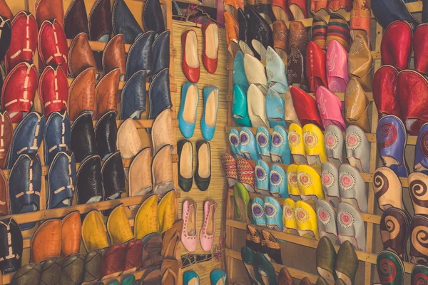 Zapatos en un puesto de zapatos en el mercado en Essaouira, Marruecos —  Fotos de Stock