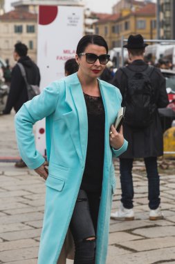 Milan kadın Fas için bina dış Gucci defile insanlar