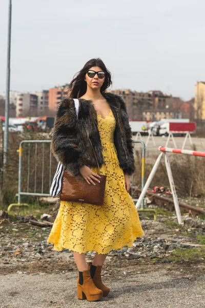 Mensen buiten Gucci modeshow bouwen voor Milaan vrouwen Fas — Stockfoto