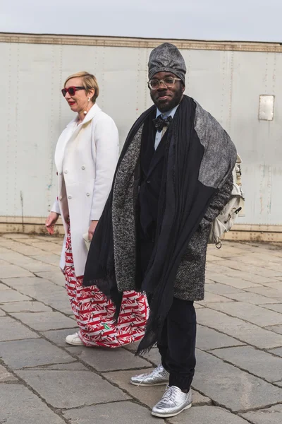 People outside Gucci fashion show building for Milan Women's Fas — Stock Photo, Image