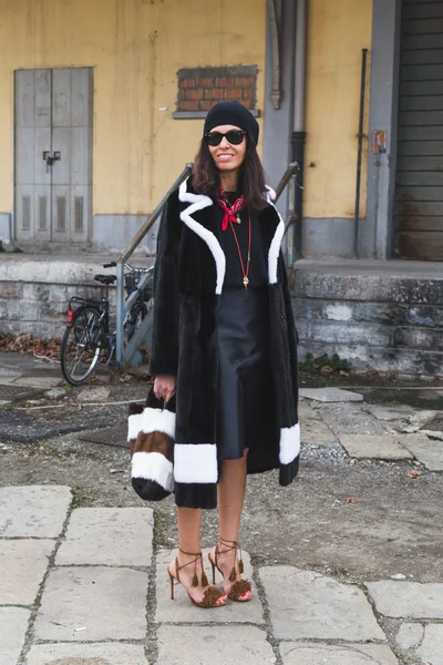 Gente fuera del edificio del desfile de moda Gucci para Milan Women 's Fas —  Fotos de Stock