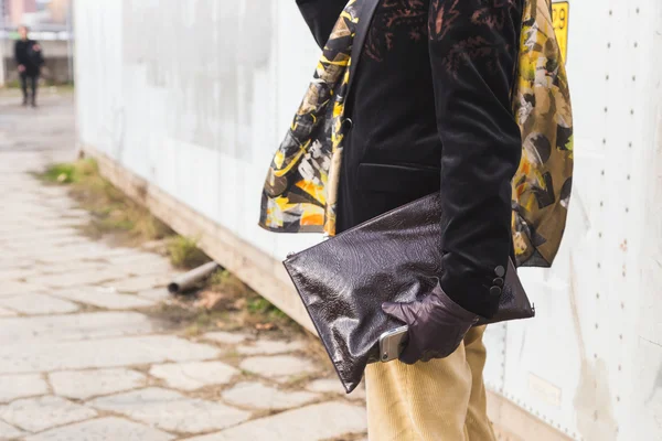 Λεπτομέρεια του τσάντα έξω από την επίδειξη μόδας Gucci κτίριο Μιλάνο υποδήματα από δέρμα ανδρι — Φωτογραφία Αρχείου