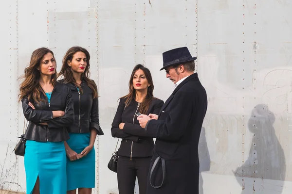 People outside Gucci fashion show building for Milan Women's Fas — Stock Photo, Image