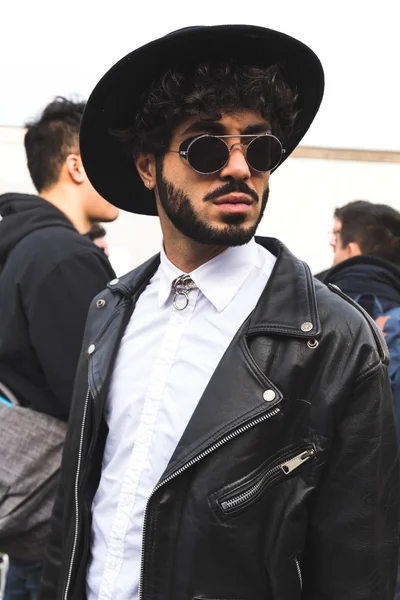 Люди за межами Gucci показ мод будівельні для жінок Мілан ФАС — стокове фото