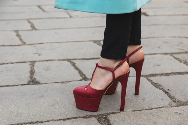 Detail of shoes outside Gucci fashion show building for Milan Wo — Stock Photo, Image