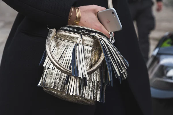 Detalle del bolso fuera del edificio del desfile de moda de Gucci para Milan Wome — Foto de Stock