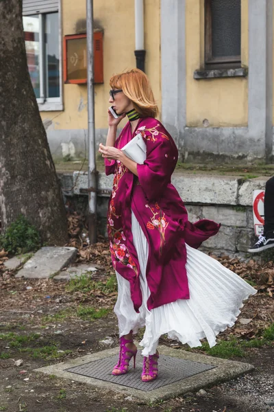 Mensen buiten Gucci modeshow bouwen voor Milaan vrouwen Fas — Stockfoto