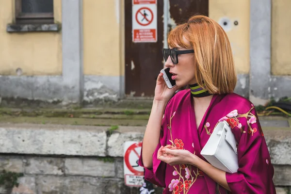 Gente fuera del edificio del desfile de moda Gucci para Milan Women 's Fas —  Fotos de Stock