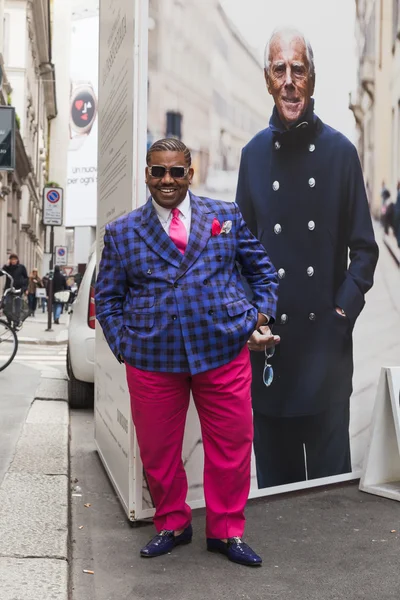 Homme posant dans la rue pendant la Fashion Week 2 de Milan — Photo