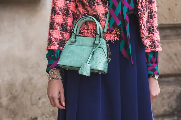 Detail der Tasche außerhalb anteprima Modenschau für Mailänder Frauen f — Stockfoto