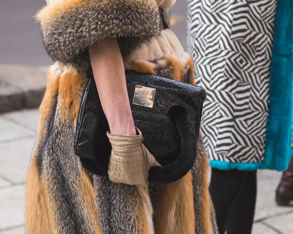 ミラノ女子Fのアンテプリマファッションショー外のバッグの詳細 — ストック写真