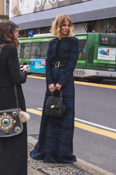 People outside Anteprima fashion show for Milan Women's Fashion — Stock Photo, Image