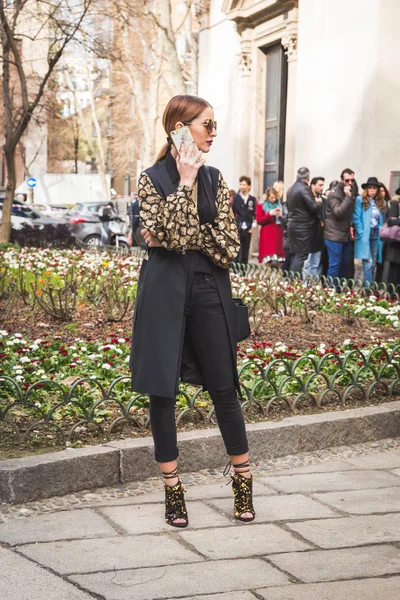 People outside Anteprima fashion show for Milan Women's Fashion — Stock Photo, Image