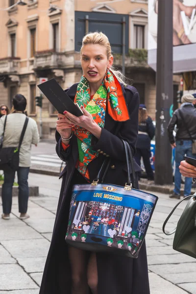 Gente fuera del desfile de moda Anteprima para Milan Women 's Fashion —  Fotos de Stock