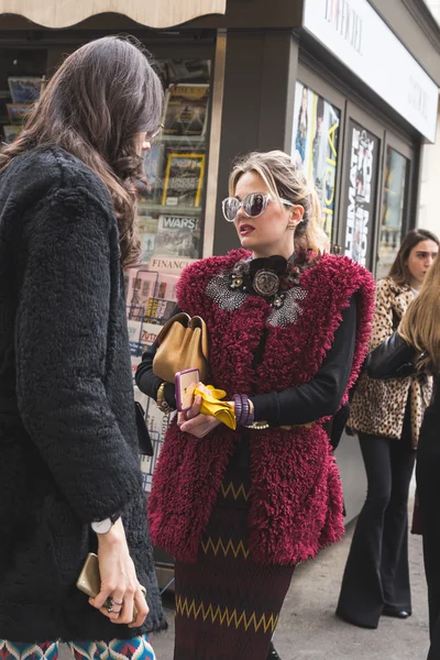 Milano Kadın Moda Haftası sonbahar / kış 16/17 de İnsanlar — Stok fotoğraf