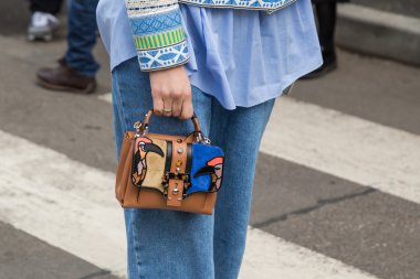 Milano F sırasında Emporio Armani defile dışında çanta detay