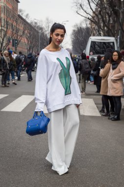 Mil sırasında Emporio Armani defile dışında Moda kadın