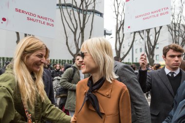 Milano Moda sırasında Emporio Armani defile dışında İnsanlar 