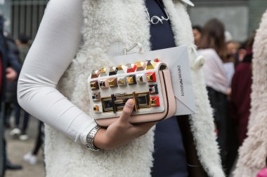 Milano F sırasında Emporio Armani defile dışında çanta detay