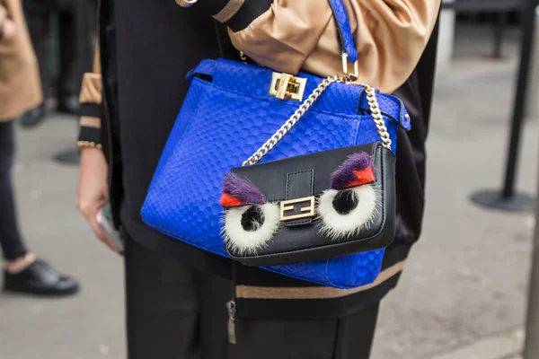 Detalle de la bolsa fuera del desfile de moda de Emporio Armani durante Milán F —  Fotos de Stock