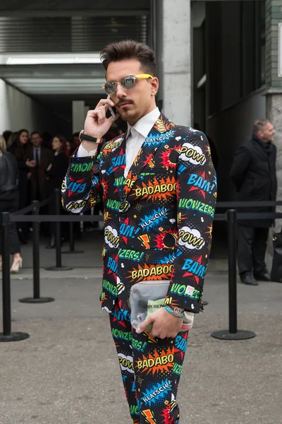 Homem elegante fora Emporio Armani desfile de moda durante Milão — Fotografia de Stock