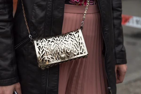 Detalle de la bolsa fuera del desfile de moda de Emporio Armani durante Milán F —  Fotos de Stock