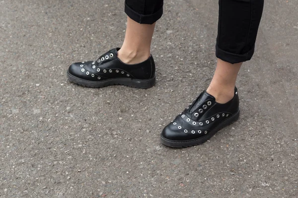 Detalle de zapatos fuera del desfile de moda de Emporio Armani durante Milán — Foto de Stock